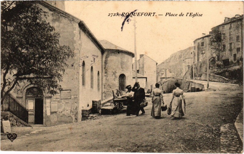 Carte postale ancienne Roquefort Place de l'Eglise à Roquefort