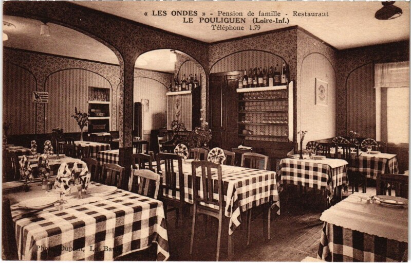 Carte postale ancienne Le Pouliguen Les Ondes Pension de famille au Pouliguen