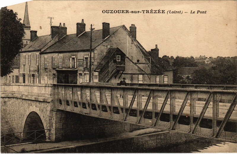 Carte postale ancienne Ouzouer-sur-Trézée Le Pont à Ouzouer-sur-Trézée