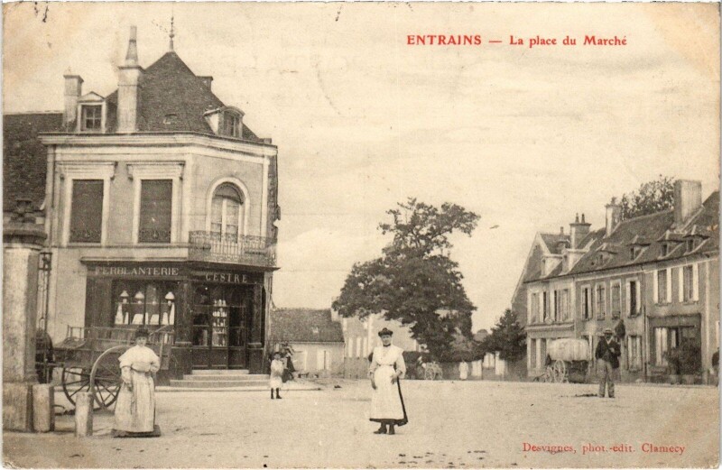 Carte postale ancienne Entrains Place du Marché
