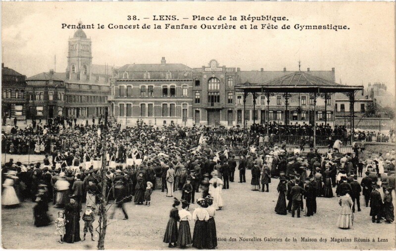 Carte postale ancienne Lens Place de la République
