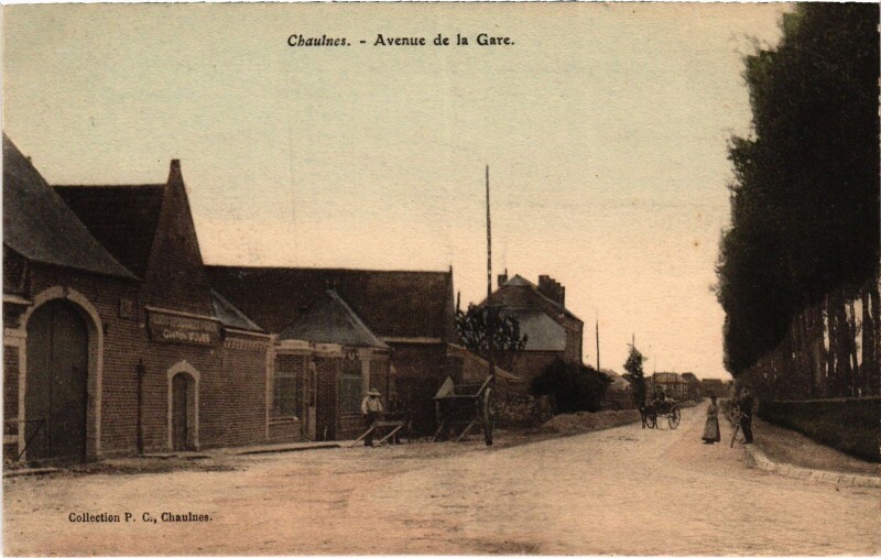 Carte postale ancienne Chaulnes Avenue de la Gare à Chaulnes