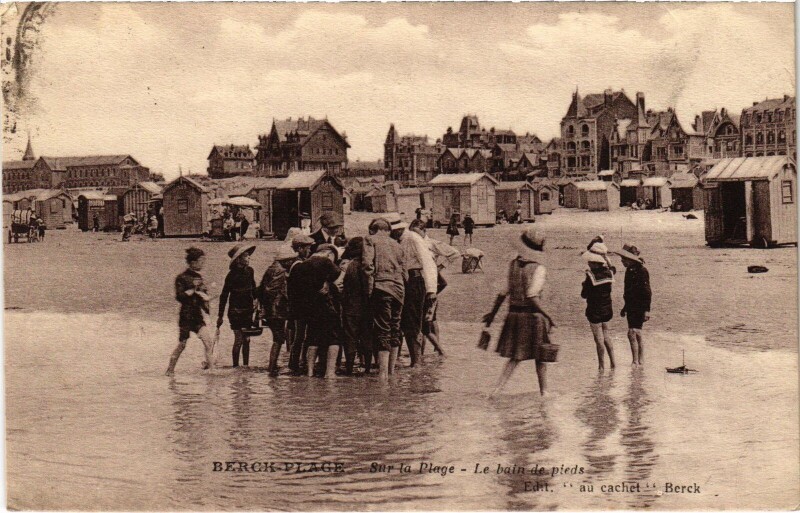 Carte postale ancienne Berck-Plage Sur la Plage le bain de pieds à Berck