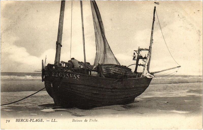 Carte postale ancienne Berck-Plage Bateau de Peche à Berck
