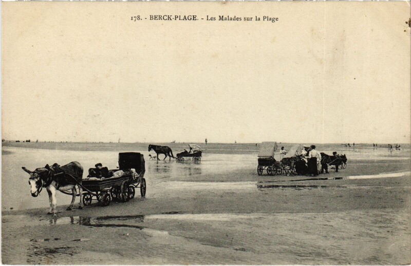 Carte postale ancienne Berck-Plage Les malades sur la Plage à Berck
