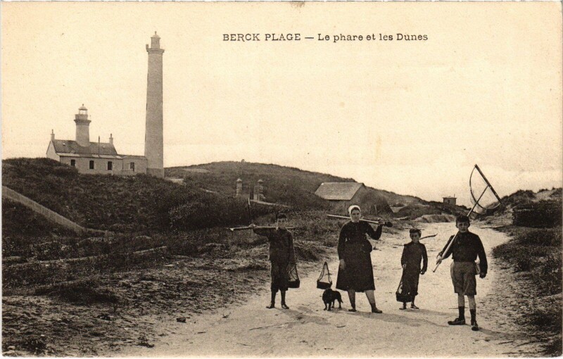 Carte postale ancienne Berck-Plage Le Phare et les Dunes à Berck