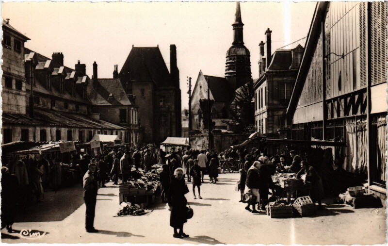 Carte postale ancienne Villers-Cotterets Arrivée du Marché Chateau et Eglise