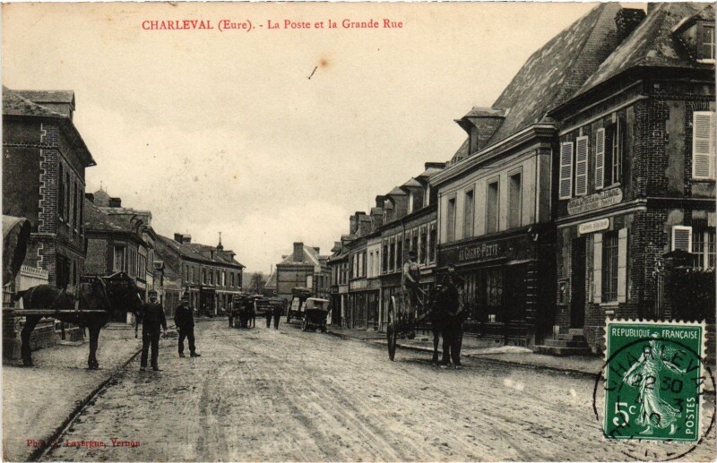 Carte postale ancienne Charleval La Poste et Grande Rue à Charleval