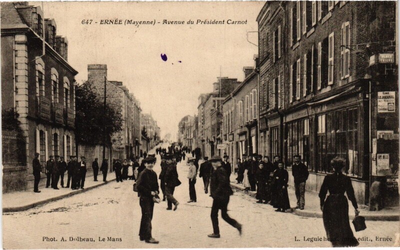 Carte postale ancienne Ernée Avenue du Président Carnot