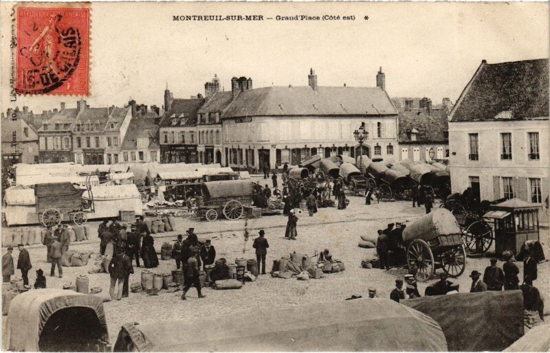 Carte postale ancienne Montreuil-sur-Mer Grande Place à Montreuil