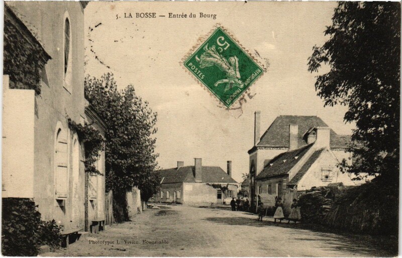 Carte postale ancienne La Bosse Entrée du Bourg à La Bosse