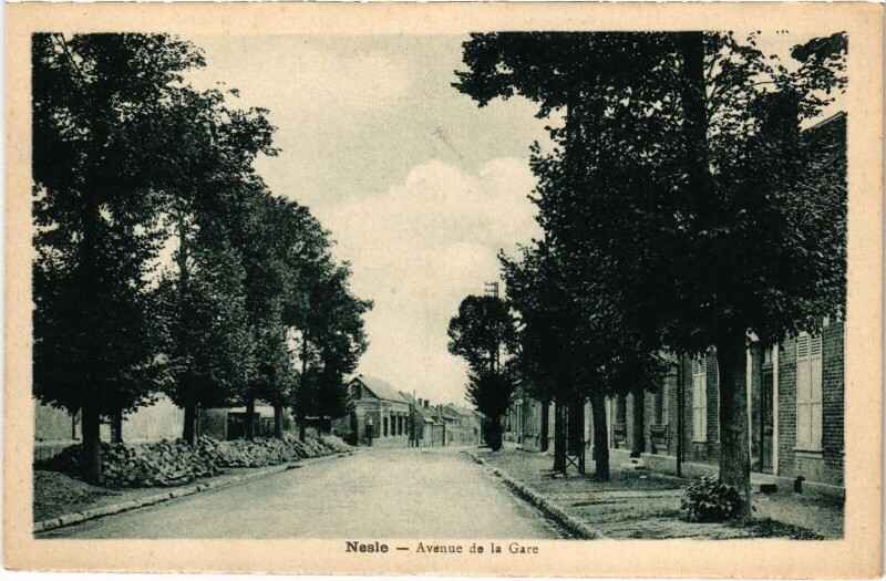 Carte postale ancienne Nesle Avenue de la Gare à Nesle