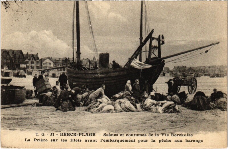 Carte postale ancienne Berck-Plage scenes et coutumes Priere sur les filets à Berck