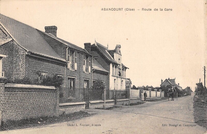 Carte postale ancienne Abancourt - Route De La Gare à Abancourt