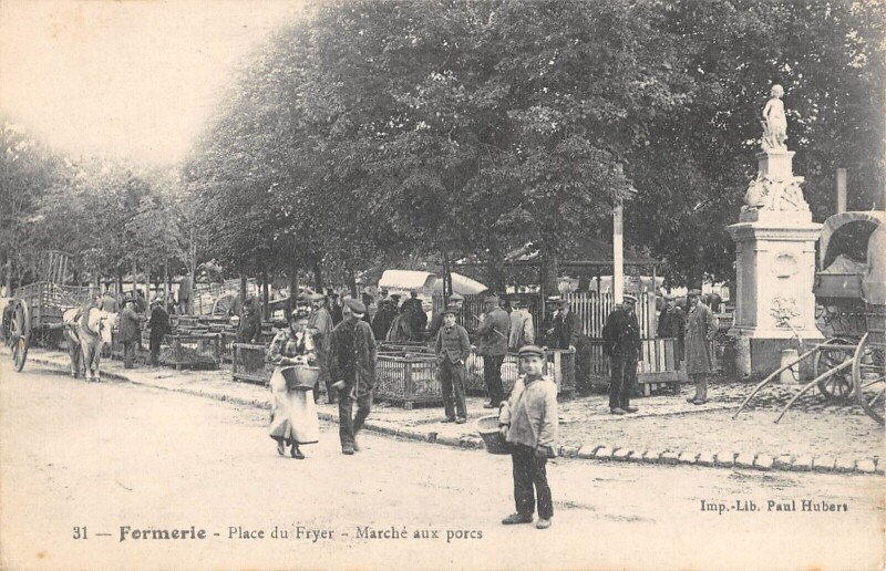 Carte postale ancienne Formerie - Place Du Fryer - Marche Aux Porcs à Formerie