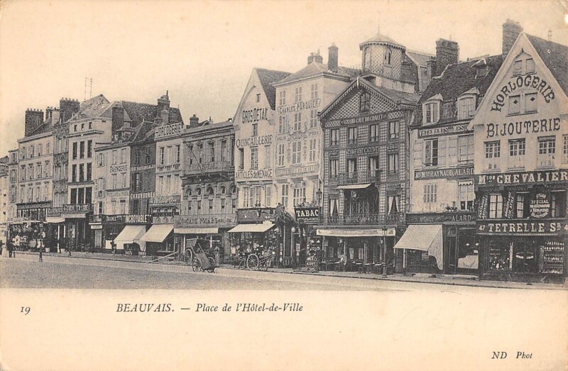 Carte postale ancienne Beauvais - Place De L'Hotel De Ville à Beauvais