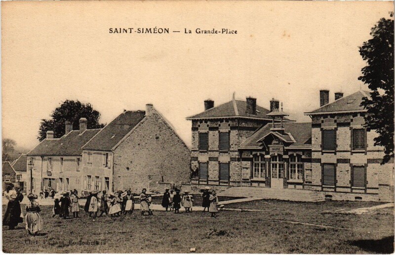 Carte postale ancienne Saint-Siméon Grande Place à Saint-Siméon