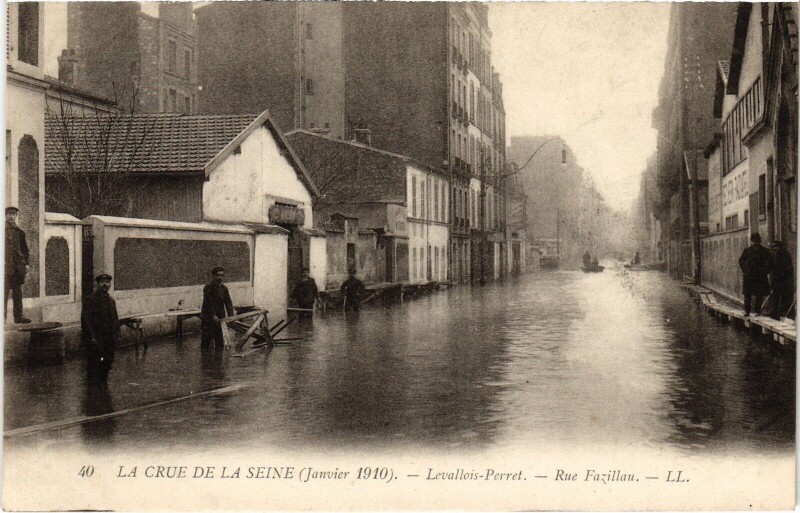 Carte postale ancienne Inondations 1910 Levallois-Perret Rue Fazillau à Levallois-Perret