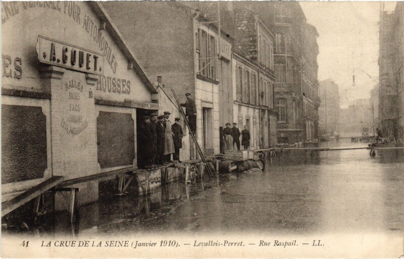Carte postale ancienne Inondations 1910 Levallois-Perret Rue Raspail à Levallois-Perret