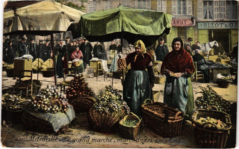 Carte postale ancienne Marseille Le grand marché marchandes d'oignons à Marseille