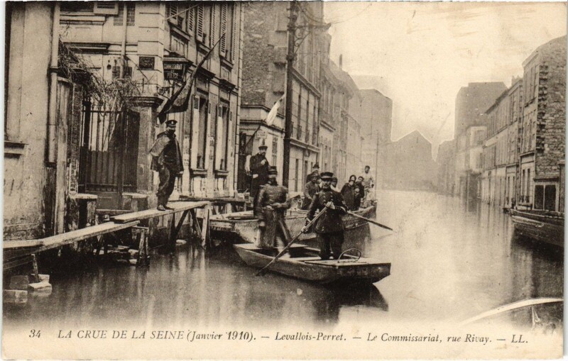 Carte postale ancienne Inondations 1910 Levallois-Perret Commissariat Rue Rivay à Levallois-Perret