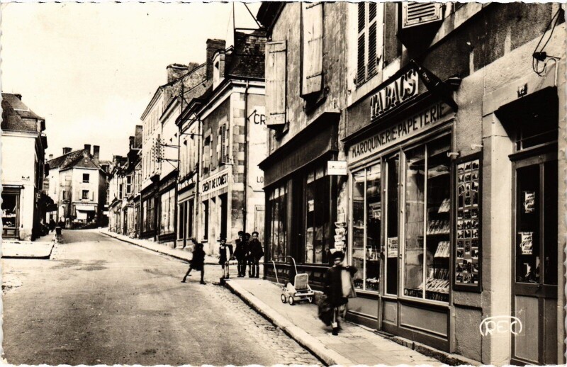 Carte postale ancienne Buzancais rue Grande