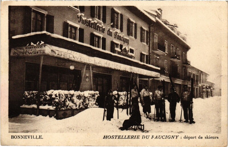 Carte postale ancienne Bonneville Hostellerie du Faucigny départ des skieurs à Bonne