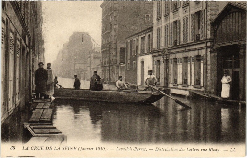 Carte postale ancienne Inondations 1910 Levallois-Perret Rue Rivay distr. des lettres à Levallois-Perret