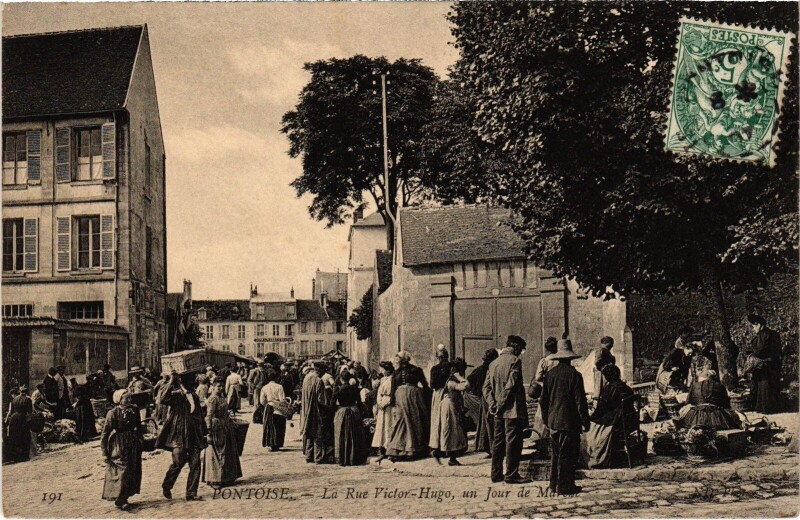 Carte postale ancienne Pontoise Rue Victor-Hugo un jour de marché à Pontoise