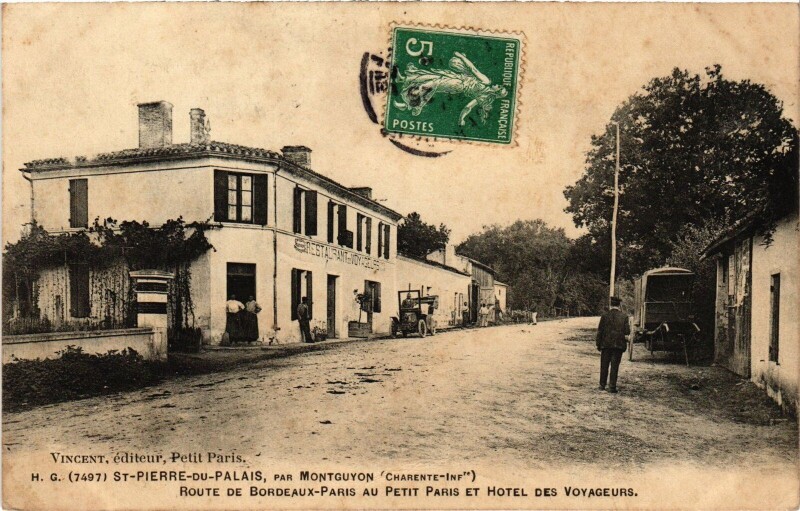 Carte postale ancienne Saint-Pierre-du-Palais Route de Bordeaux-paris Hotel des Voyageurs à Saint-Pierre-du-Palais