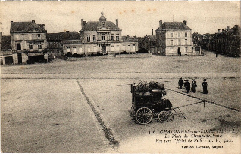 Carte postale ancienne Chalonnes-sur-Loire Place du champ-de-Foire à Chalonnes-sur-Loire