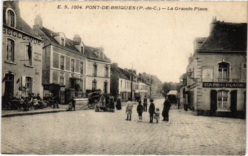 Carte postale ancienne Pont-de-Briques Grande Place