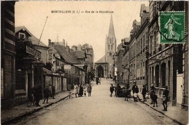 Carte postale ancienne Montivilliers Rue de la République à Montivilliers