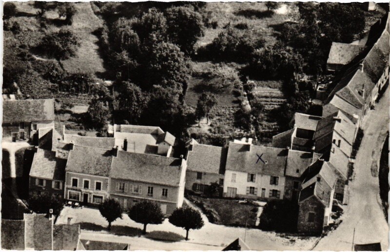 Carte postale ancienne Grisolles Le Café et la Mairie à Grisolles