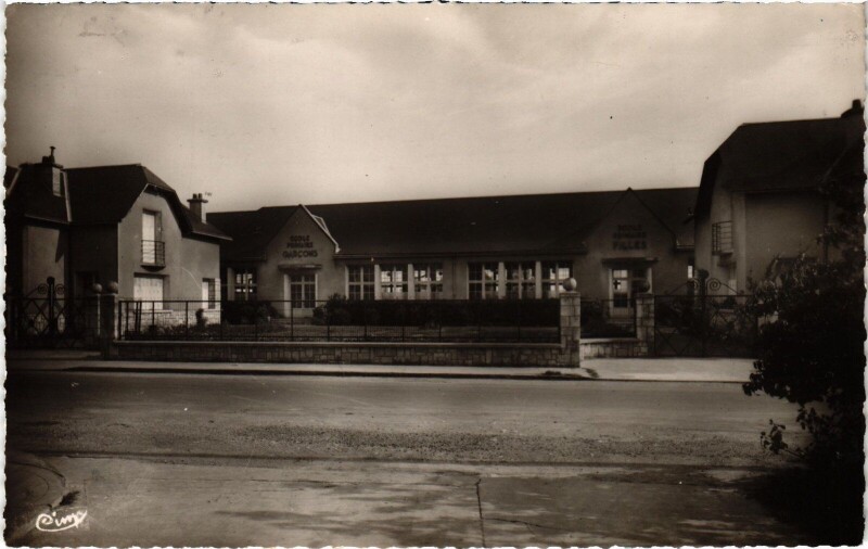 Carte postale ancienne Archigny Groupe scolaire à Archigny