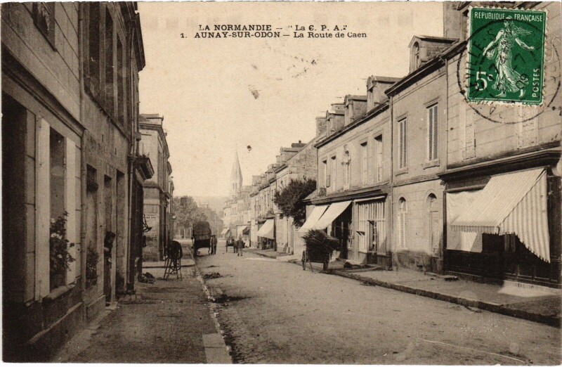 Carte postale ancienne Aunay-sur-Odon Route de Caen