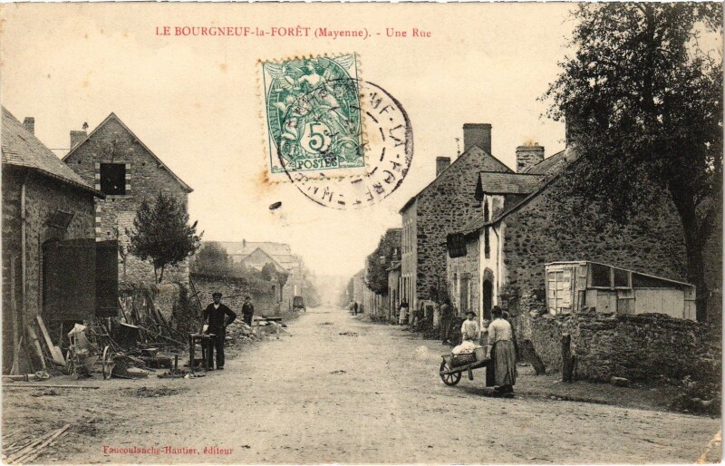 Carte postale ancienne Le Bourgneud-la-Foret Une rue à Bourg