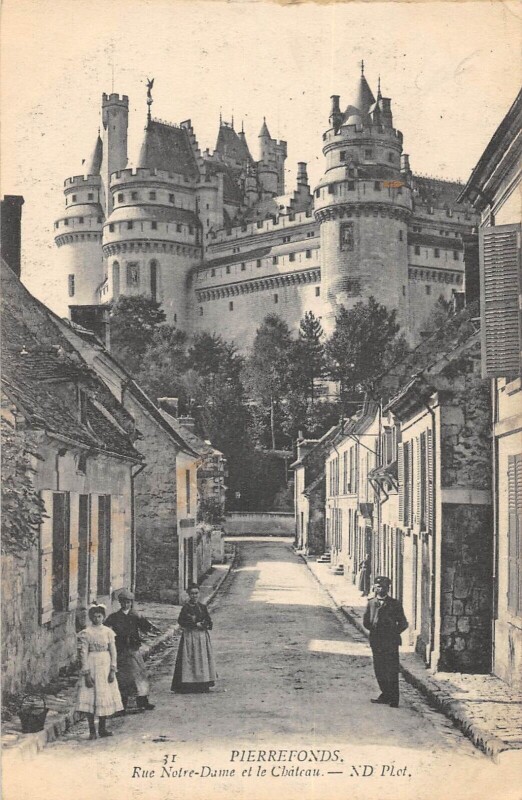 Carte postale ancienne Pierrefonds Rue Notre Dame Et Chateau à Pierrefonds