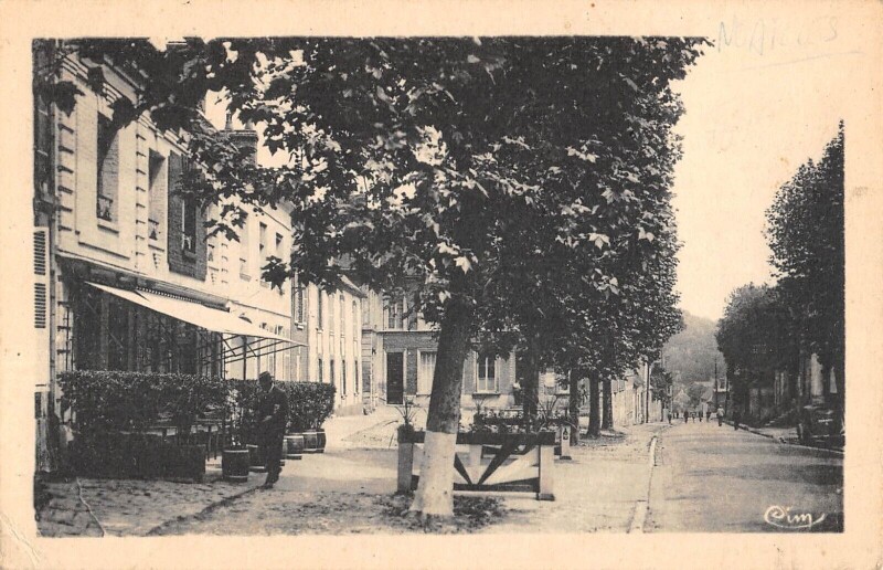 Carte postale ancienne Noailles - Place De La Mairie - Rue Arnaud Bisson à Noailles