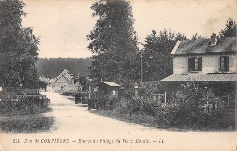 Carte postale ancienne Entree Du Vieux Village De Vieux Moulin à Vieux-Moulin