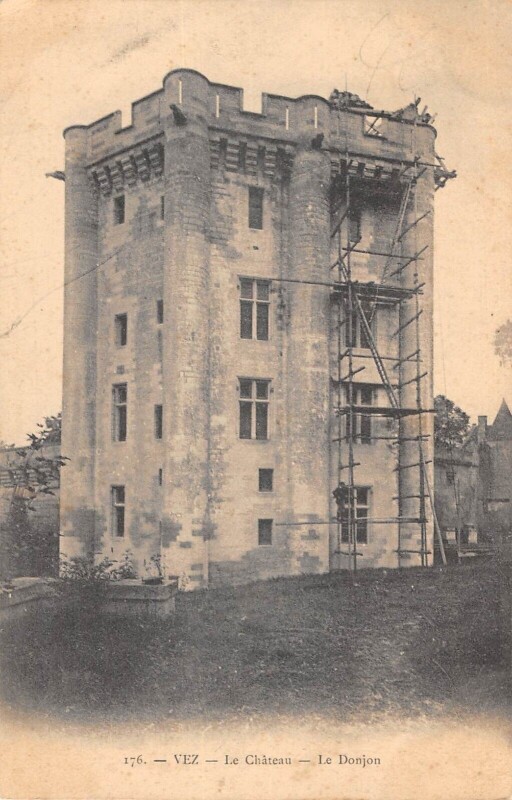 Carte postale ancienne Vez - Le Chateau - Le Donjon