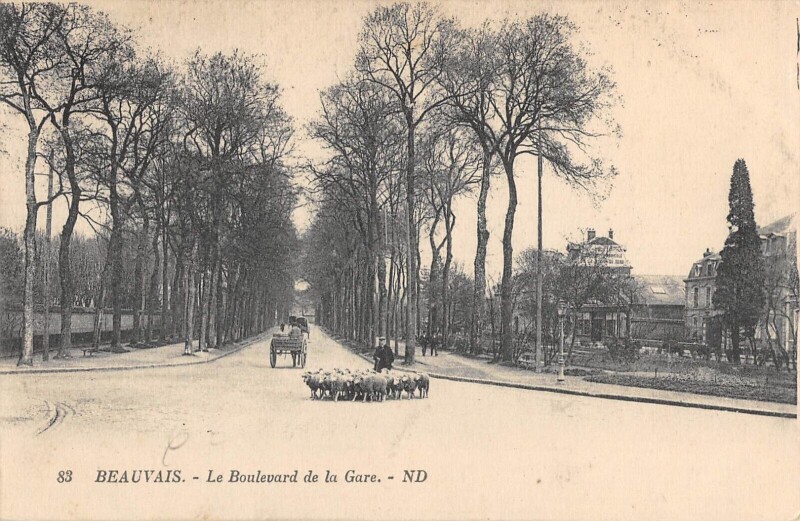 Carte postale ancienne Beauvais Boulevard De La Gare à Beauvais