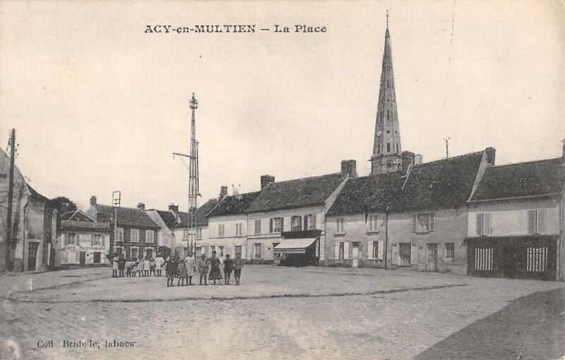 Carte postale ancienne Acy En Multien - La Place à Acy-en-Multien