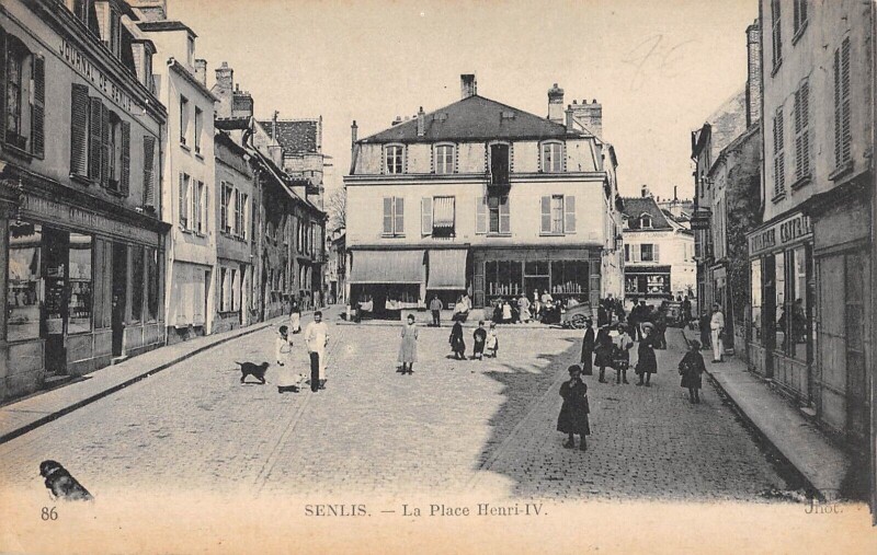 Carte postale ancienne Senlis - Place Henri Iv à Senlis