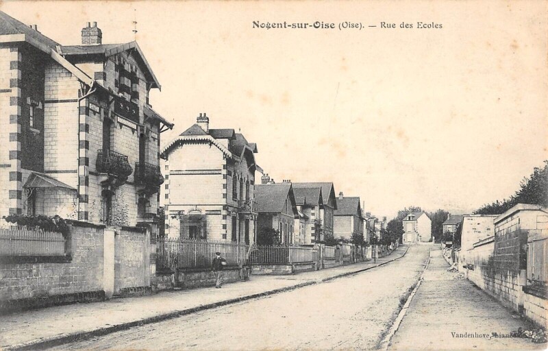 Carte postale ancienne Nogent Sur Oise - Rue Des Ecoles à Nogent-sur-Oise