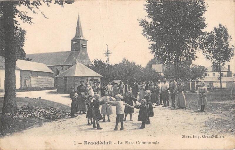 Carte postale ancienne Beaudeduit - La Place Communale
