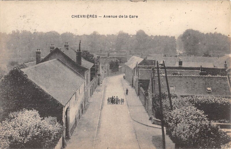 Carte postale ancienne Chevrieres - Avenue De La Gare