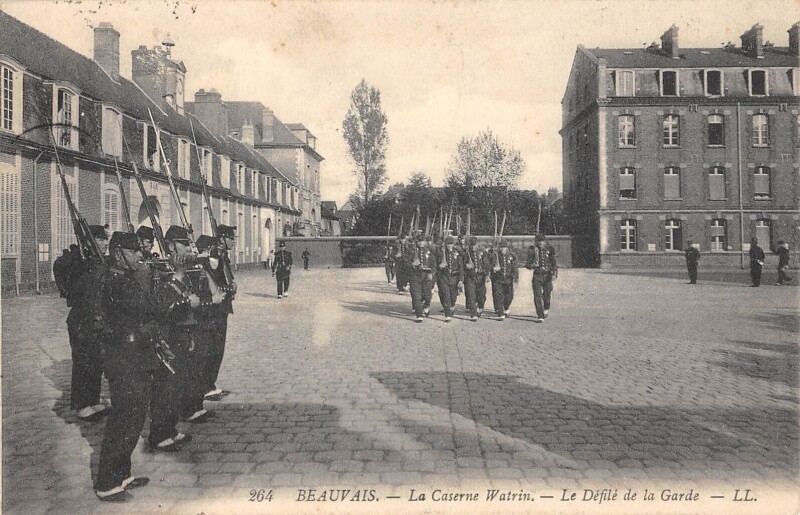 Carte postale ancienne Beauvais - Caserne Watrin - Defile De La Garde à Beauvais