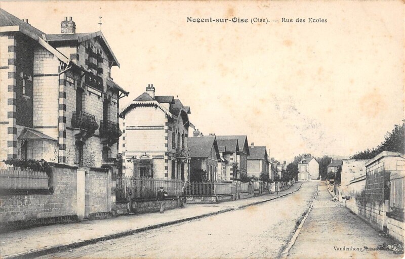 Carte postale ancienne Nogent Sur Oise - Rue Des Ecoles à Nogent-sur-Oise