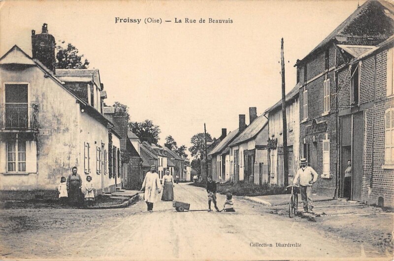 Carte postale ancienne Froissy - La Rue De Beauvais à Beauvais
